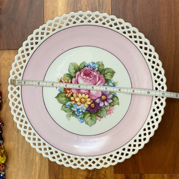 Vintage reticulated design decorative pink rose plate - Picture 3 of 10